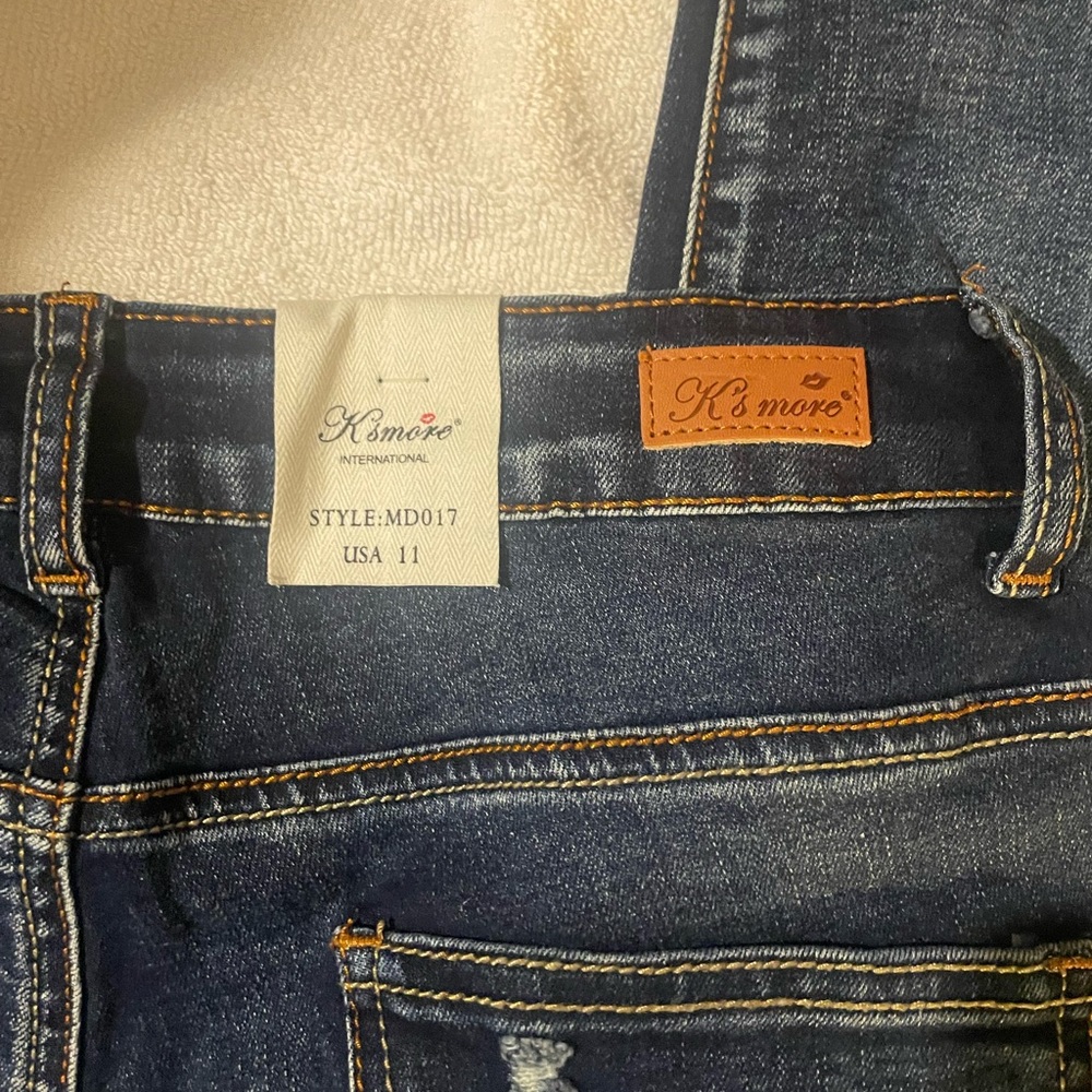 Distressed Jeans with embroidery